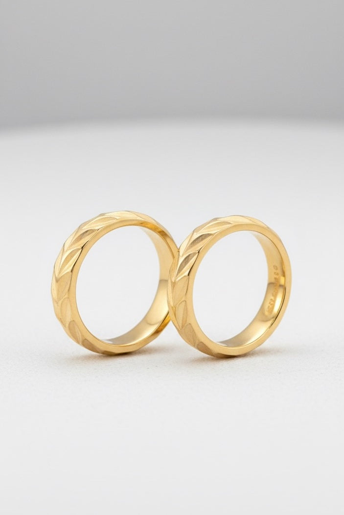 CARVED CHEVRON WEEDING RING